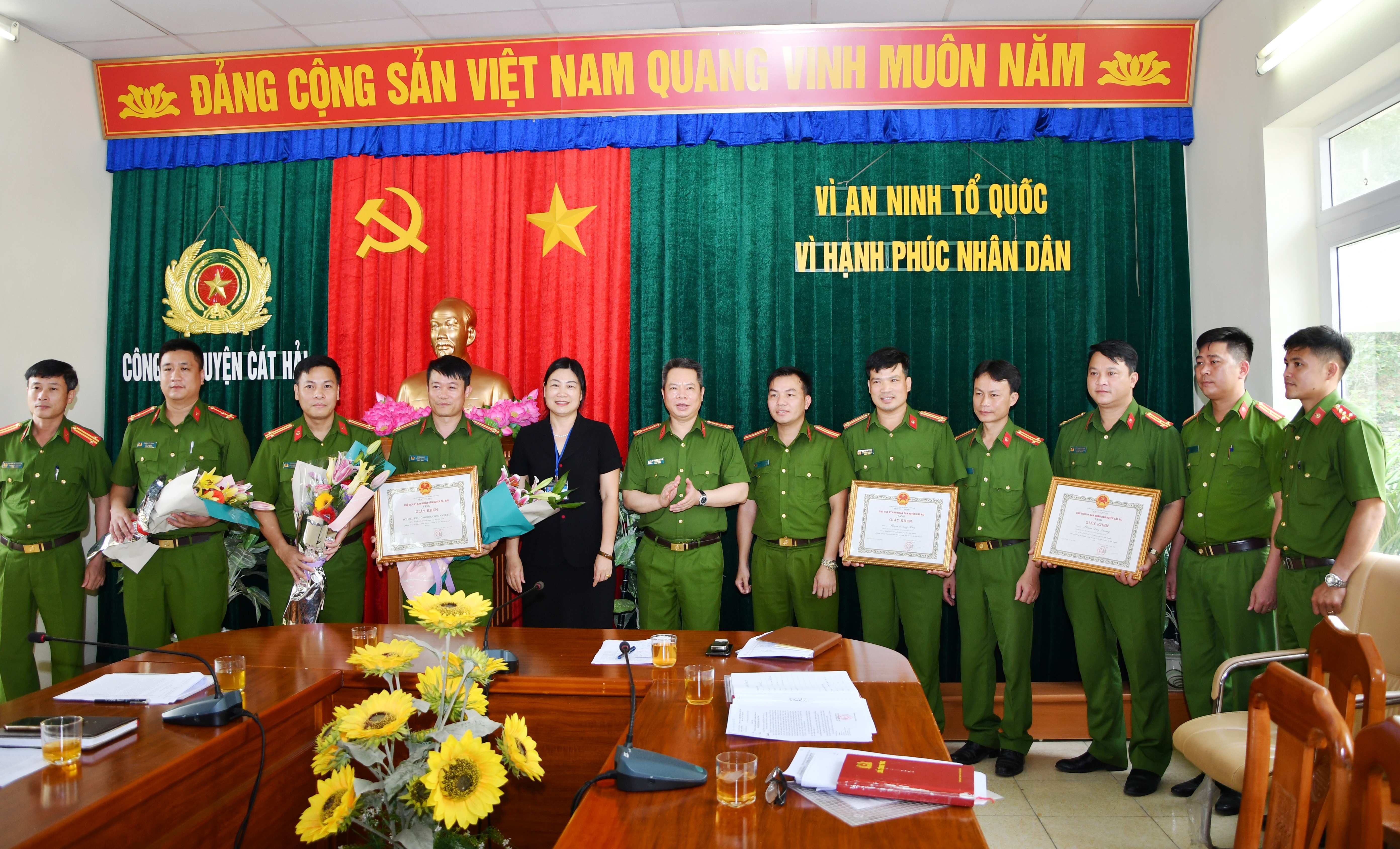 Khen thưởng Công an huyện Cát Hải liên tiếp lập công trên mặt trận đảm bảo trật tự an toàn xã hội